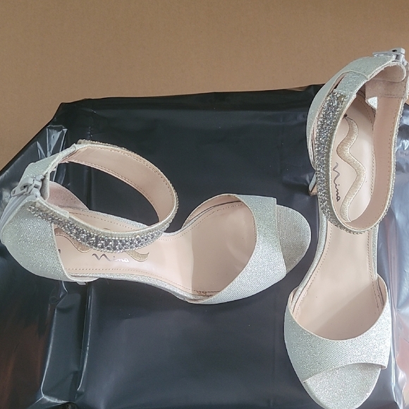 Elegant Silver Heels with High Stiletto and Ankle Strap - Picture 1 of 9